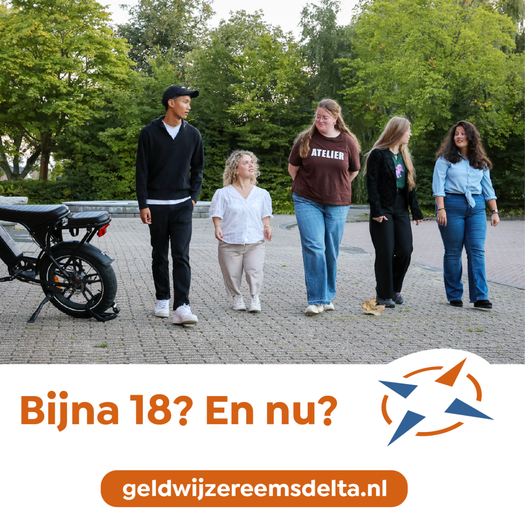 4 jongeren lopen naast elkaar en kijken elkaar aan, links staat een fatbike. Onderaan staat de tekst: "Bijna 18? En nu? Geldwijzereemsdelta.nl". Met de kleuren oranje, wit en blauw. Rechts staat het kompas-logo van Geldwijzer Eemsdelta.