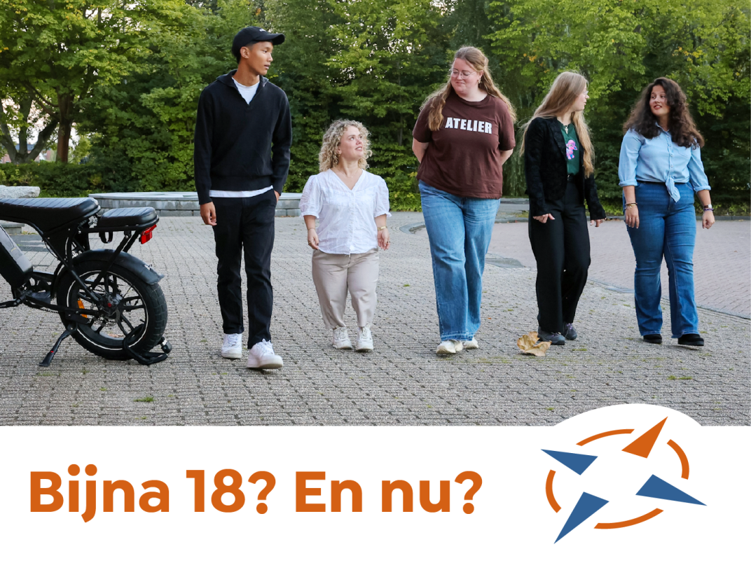 4 jongeren lopen naast elkaar en kijken elkaar aan, links staat een fatbike. Onderaan staat de tekst: "Bijna 18? En nu? Geldwijzereemsdelta.nl". Met de kleuren oranje, wit en blauw. Rechts staat het kompas-logo van Geldwijzer Eemsdelta.